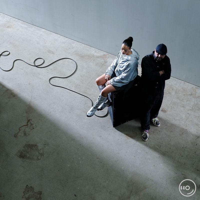 آن ا ویو (On A Wave) - ایست اند دابز و جزی (East End Dubs & Jazzy)