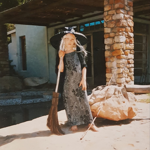 ویچز (Witches) - آلیس فیبی لو (Alice Phoebe Lou)